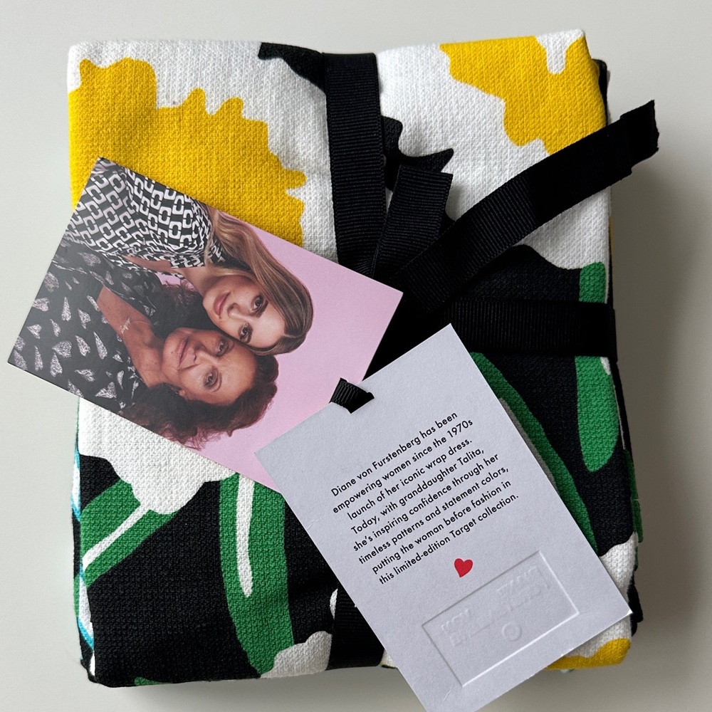 DVF x Target Yellow and Green Kitchen Towels - Picture 2 of 5